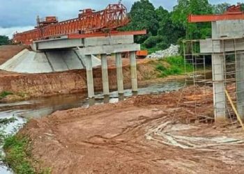 Rivière N’zo, les poutres de la 2e travée du pont posées