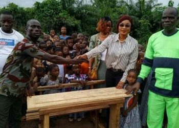 Danané, une ONG soulage des écoles des villages en tables-bancs