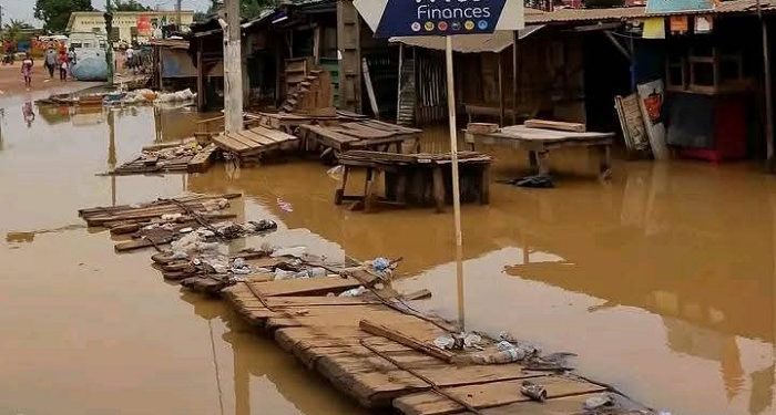 Duékoué, des rues et des points de commerce sous les eaux après une forte pluie