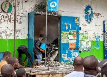 Man : un incendie ravage un entrepôt près de la gare routière
